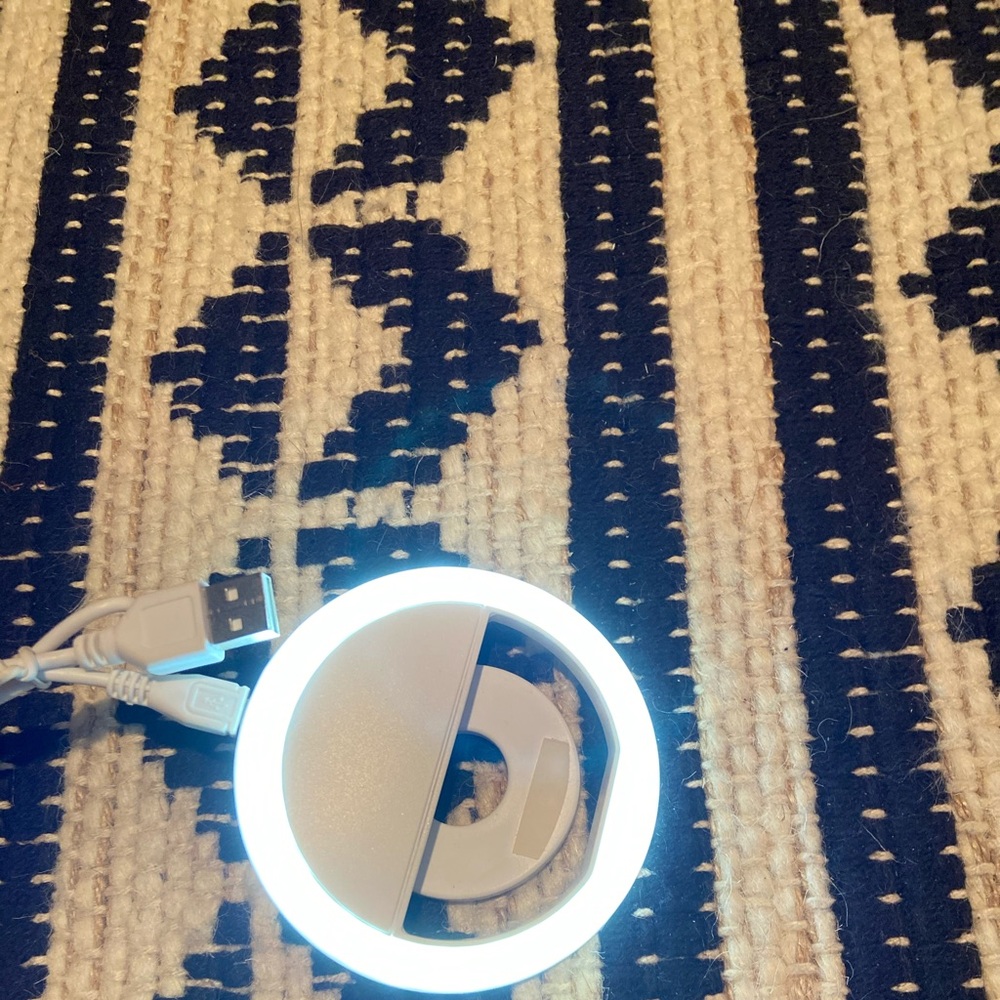 Cell phone selfie light